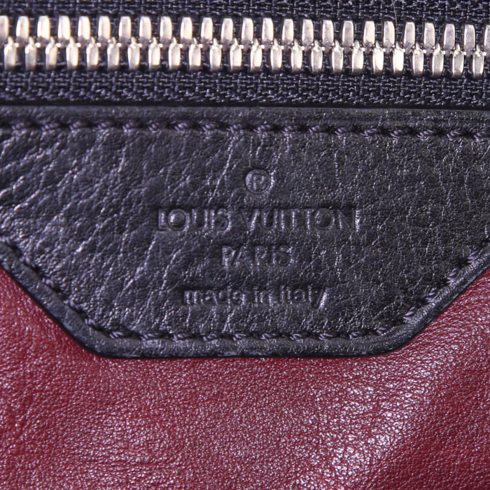 Louis Vuitton Keepall 45 travel bag in black empreinte monogram leather - Detail D4