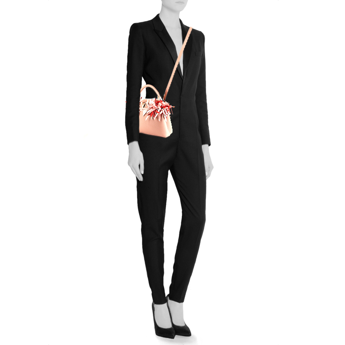 Louis Vuitton Capucines shoulder bag in powder pink grained leather - Detail D2