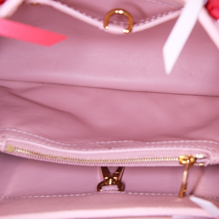 Bolso bandolera Louis Vuitton Capucines en cuero granulado color rosa claro - Detail D3