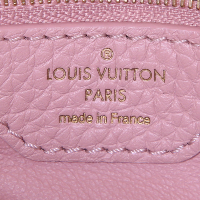 Louis Vuitton Capucines shoulder bag in powder pink grained leather - Detail D4