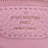 Louis Vuitton Capucines shoulder bag in powder pink grained leather - Detail D4 thumbnail