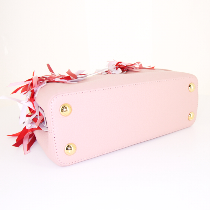 Louis Vuitton Capucines shoulder bag in powder pink grained leather - Detail D5