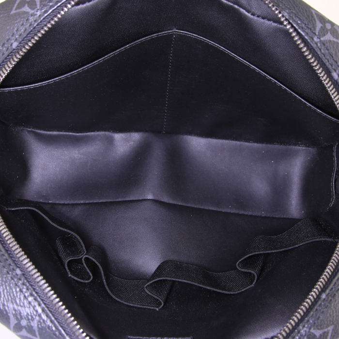 Bolsito de mano Louis Vuitton PocheToilette26 modelo grande en lona Monogram negra y gris - Detail D2