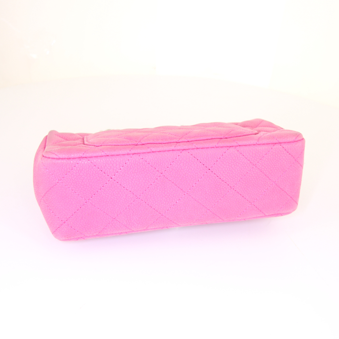 Sac bandoulière Chanel Timeless Mini en cuir grainé matelassé rose-bonbon - Detail D4
