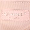 Bolso de mano Chanel Baguette en cuero acolchado dorado - Detail D3 thumbnail