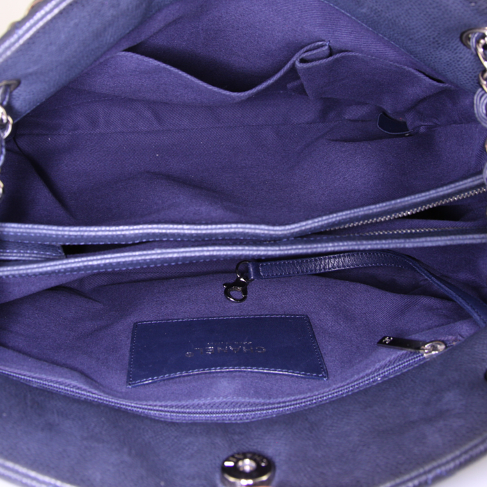 Bolso de mano Chanel Mademoiselle modelo grande en cuero granulado acolchado azul marino - Detail D2