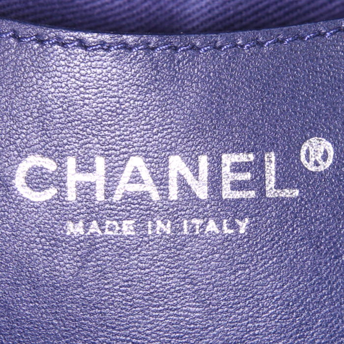 Bolso de mano Chanel Mademoiselle modelo grande en cuero granulado acolchado azul marino - Detail D3
