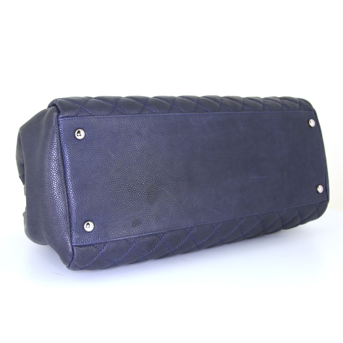 Chanel Mademoiselle large model handbag in navy blue quilted grained leather - Detail D4