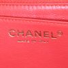Bolso de mano Chanel Timeless Maxi Jumbo en cuero acolchado rojo - Detail D4 thumbnail