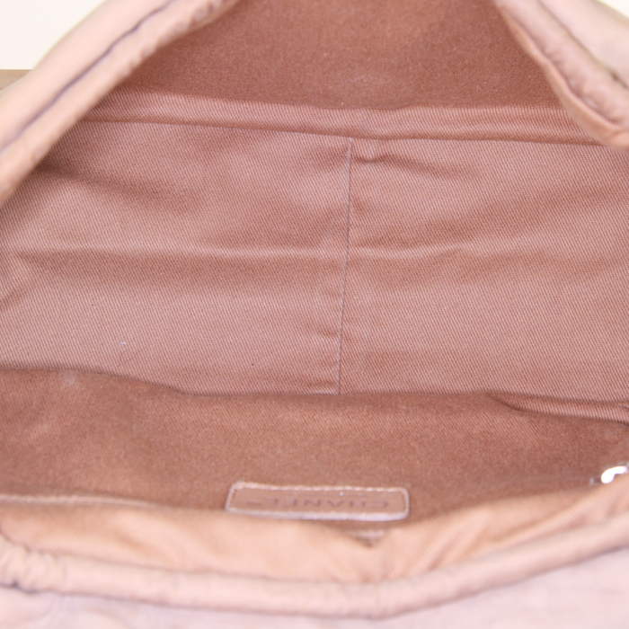 Bolso de mano Chanel Timeless en ante beige - Detail D3