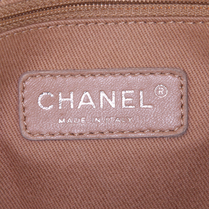 Bolso de mano Chanel Timeless en ante beige - Detail D4