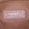 Sac à main Chanel Timeless en daim beige - Detail D4 thumbnail
