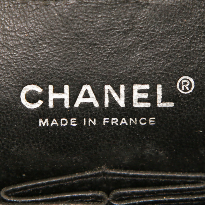 Bolso de mano Chanel Timeless en cuero granulado acolchado negro - Detail D4