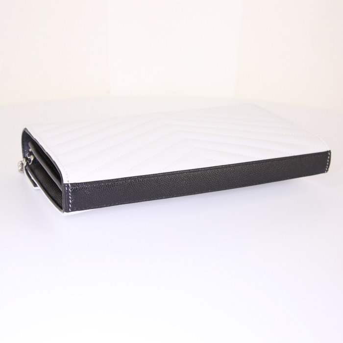 Bolso/bolsito Saint Laurent Enveloppe en cuero granulado acolchado blanco y negro - Detail D5