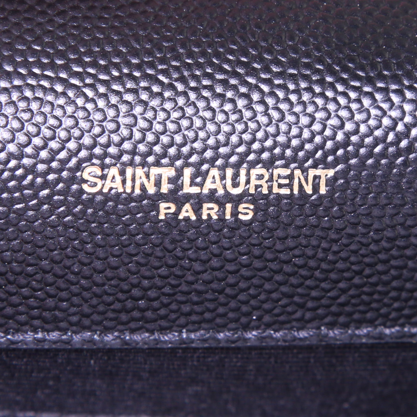 Sac bandoulière Saint Laurent Enveloppe grand modèle en cuir grainé matelassé noir - Detail D4