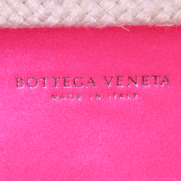 Bolsito de mano Bottega Veneta Knot en satén rosa - Detail D3