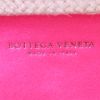 Pochette Bottega Veneta Knot in raso rosa intrecciata - Detail D3 thumbnail