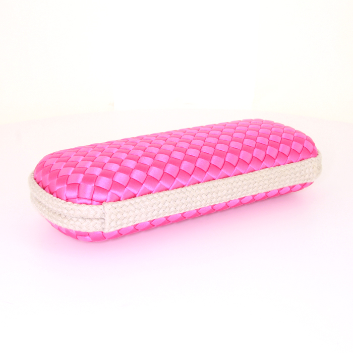 Bolsito de mano Bottega Veneta Knot en satén rosa - Detail D4