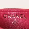 Porte-cartes Chanel en cuir grainé rouge - Detail D2 thumbnail