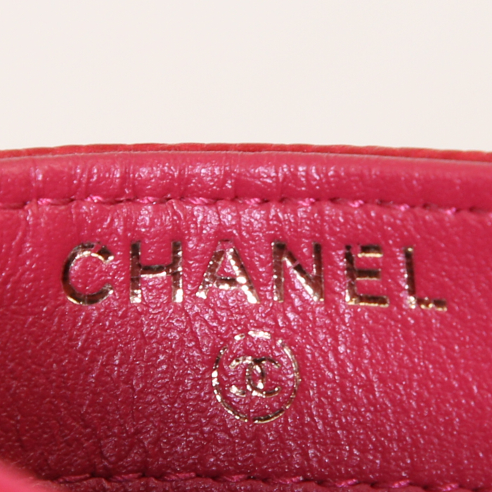Porte-cartes Chanel en cuir grainé rouge - Detail D2