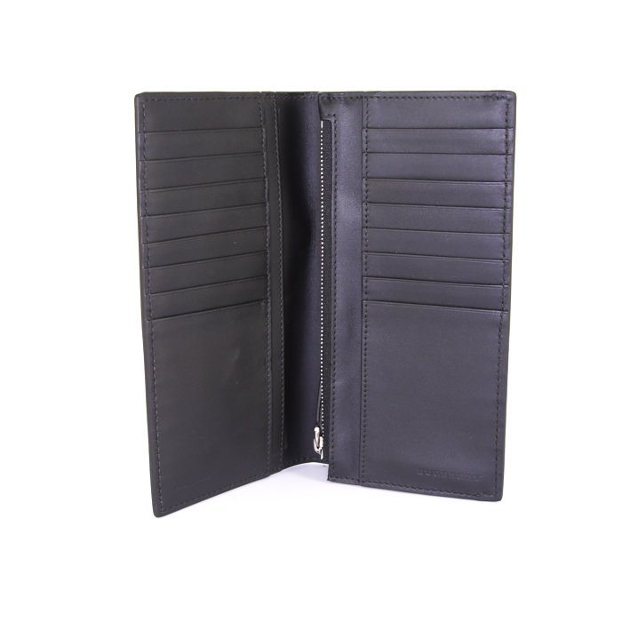 Burberry wallet in black grained leather - Detail D2