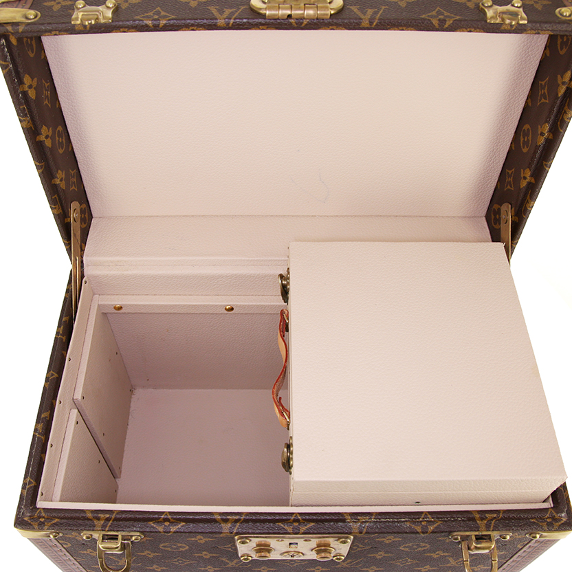 Louis Vuitton Boîte à Pharmacie vanity case in brown monogram canvas and lozine (vulcanised fibre) - Detail D1