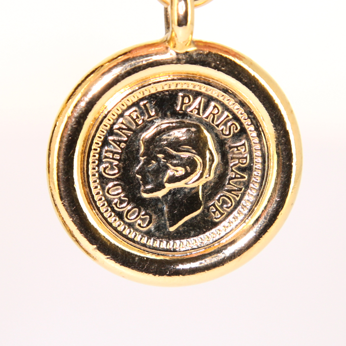 Ceinture Chanel Medaillon en cuir noir - Detail D3