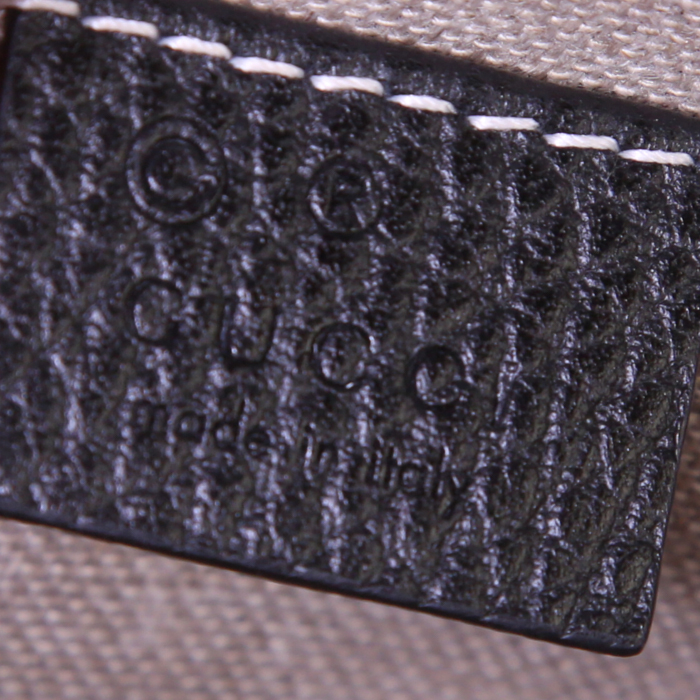 Gucci Interlocking G shoulder bag in black grained leather - Detail D3