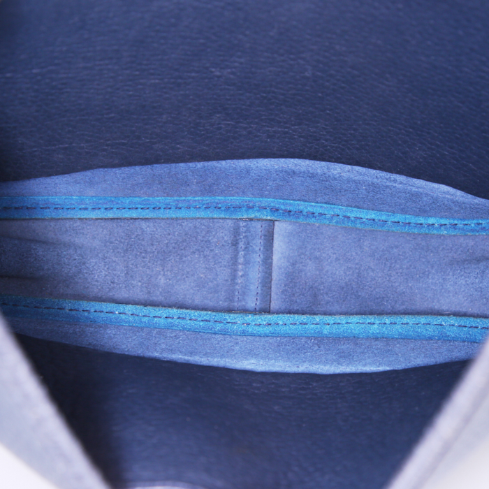 Hermès Trim bag worn on the shoulder or carried in the hand in navy blue togo leather - Detail D2