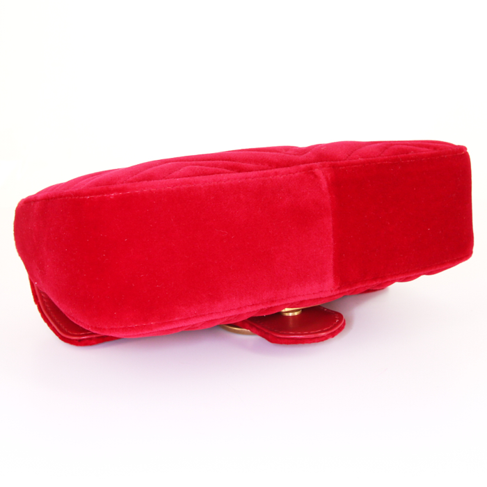 Sac bandoulière Gucci GG Marmont mini en velours rouge et cuir rouge - Detail D5