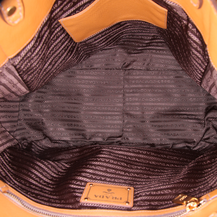 Prada shopping bag in gold grained leather - Detail D2