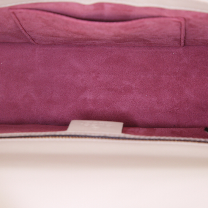Bolso para llevar al hombro Gucci Sylvie en piel de pitón gris - Detail D3