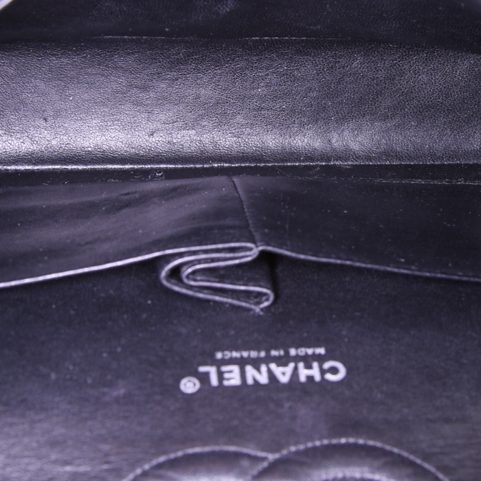Bolso bandolera Chanel Timeless Classic en cuero acolchado negro - Detail D3