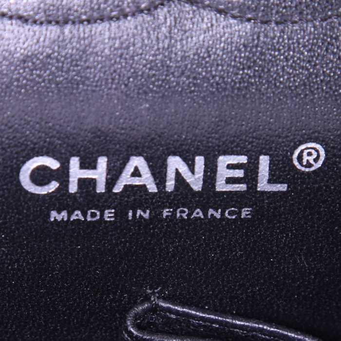 Bolso bandolera Chanel Timeless Classic en cuero acolchado negro - Detail D4