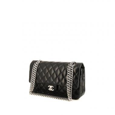 Chanel Timeless Classic shoulder bag in black quilted leather