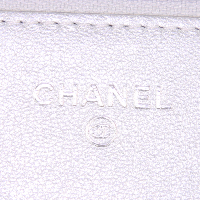 Bolso bandolera Chanel Wallet on Chain en cuero acolchado plateado - Detail D3