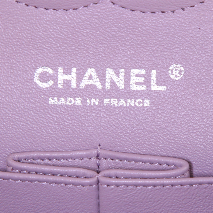 Bolso de mano Chanel Timeless en cuero acolchado color lila - Detail D4