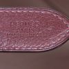 Bolso para llevar al hombro o en la mano Hermès Trim en cuero granulado color habano - Detail D3 thumbnail