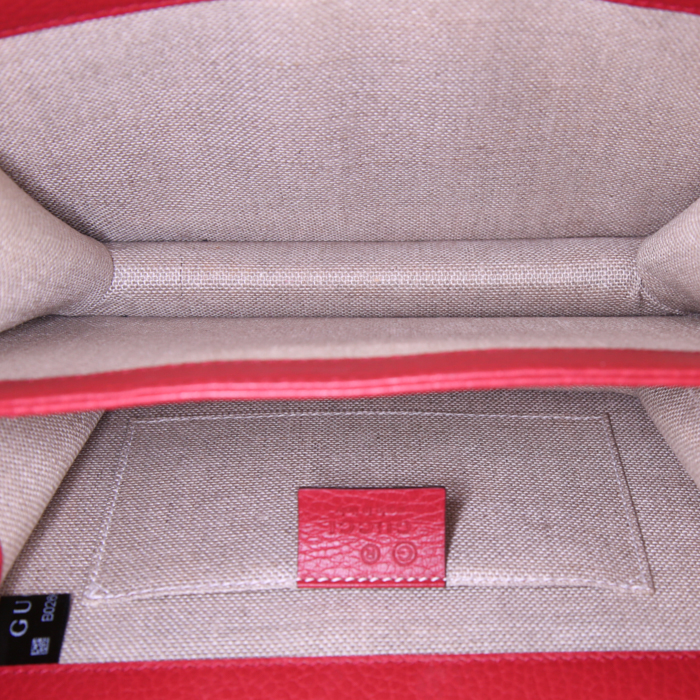 Gucci Interlocking G shoulder bag in red grained leather - Detail D2