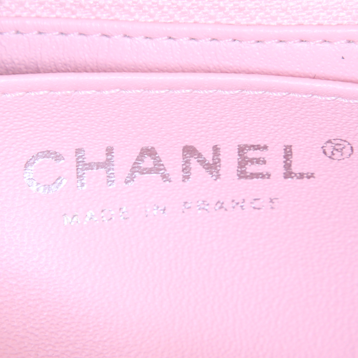 Bolso bandolera Chanel Mini Timeless en cuero acolchado color rosa claro - Detail D3