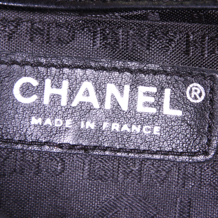 Sac bandoulière Chanel Camélia en cuir matelassé noir - Detail D3