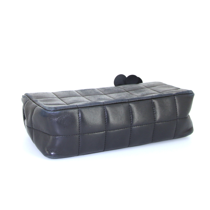 Sac bandoulière Chanel Camélia en cuir matelassé noir - Detail D4