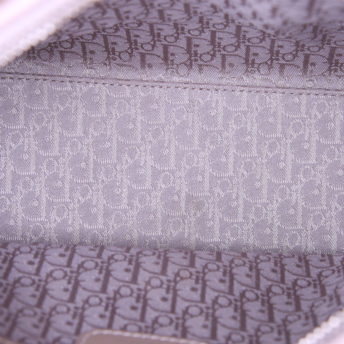 Sac à main Dior Lady Dior moyen modèle en cuir verni beige - Detail D3