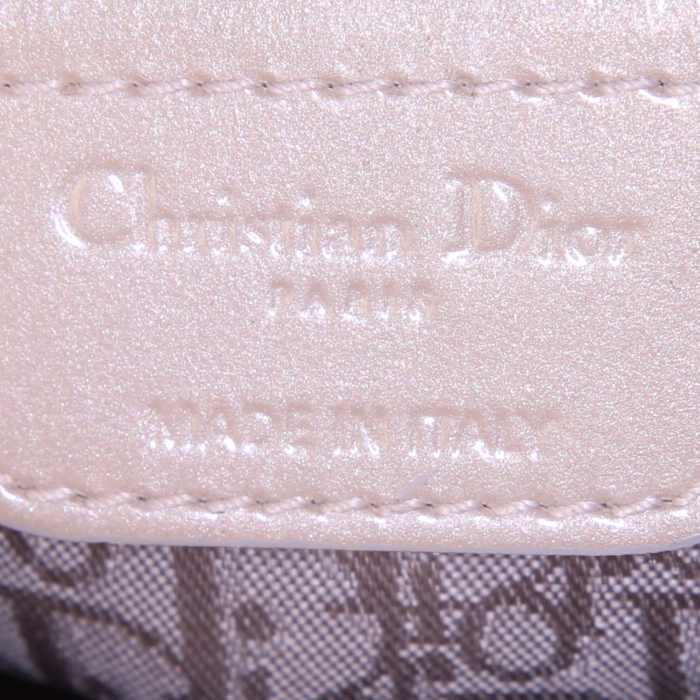 Sac à main Dior Lady Dior moyen modèle en cuir verni beige - Detail D4