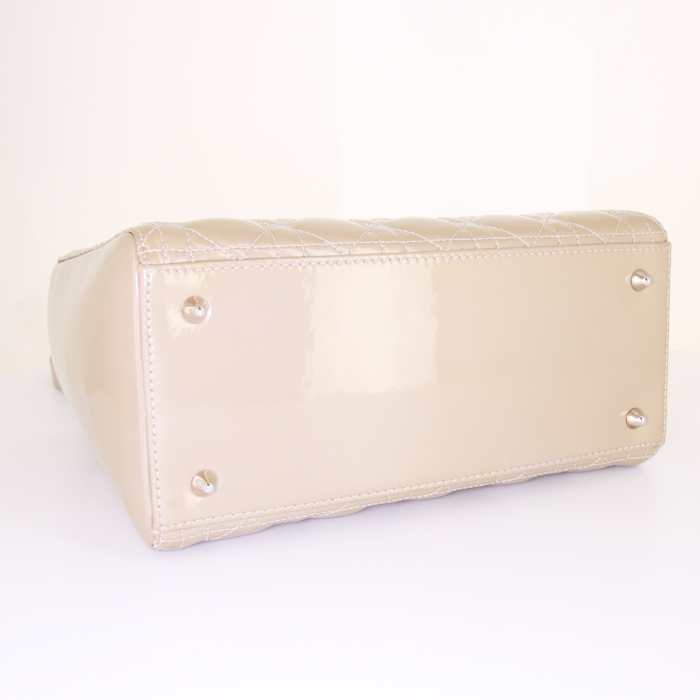 Borsa Dior Lady Dior modello medio in pelle verniciata beige cannage - Detail D5