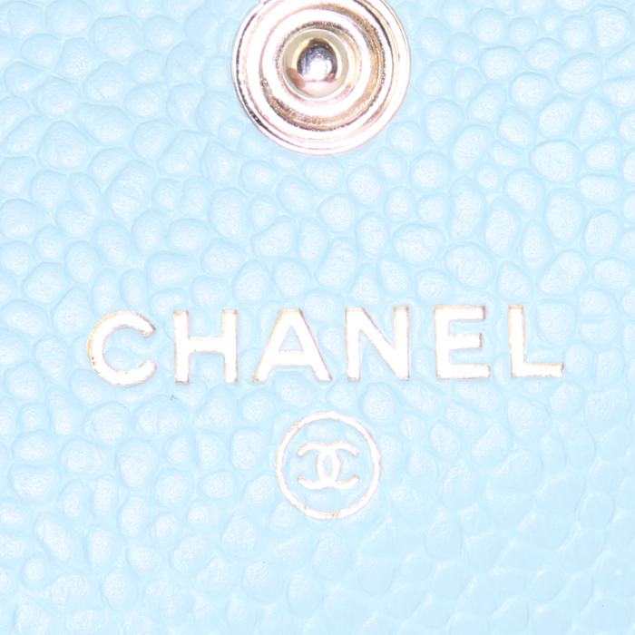 Cartera para tarjetas Chanel Boy Wallet en cuero granulado acolchado azul - Detail D2
