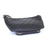 Bolsito-cinturón Chanel en cuero granulado negro - Detail D4 thumbnail