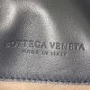 Bolso de mano Bottega Veneta Parachute en cuero intrecciato azul - Detail D3 thumbnail