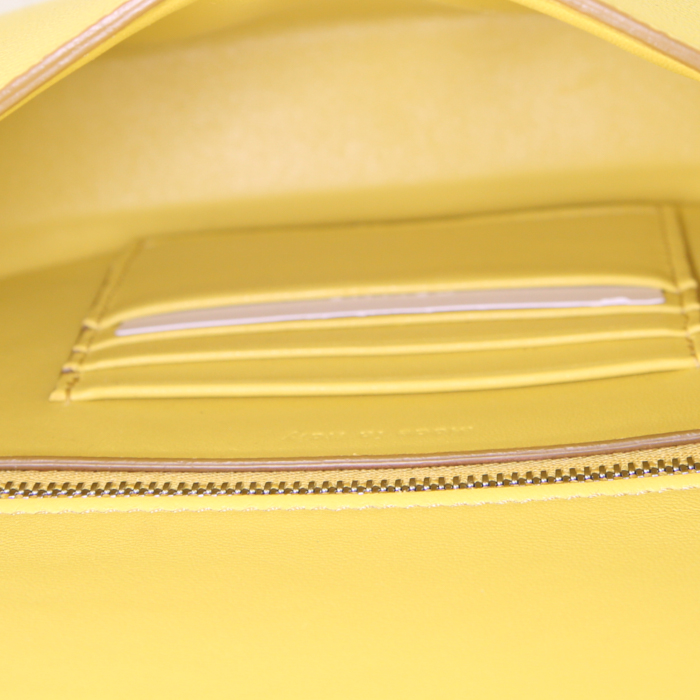 Céline Trotteur small model shoulder bag in yellow grained leather - Detail D2