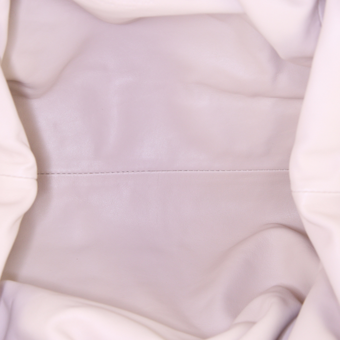 Pochette Bottega Veneta The Pouch in pelle liscia beige - Detail D2